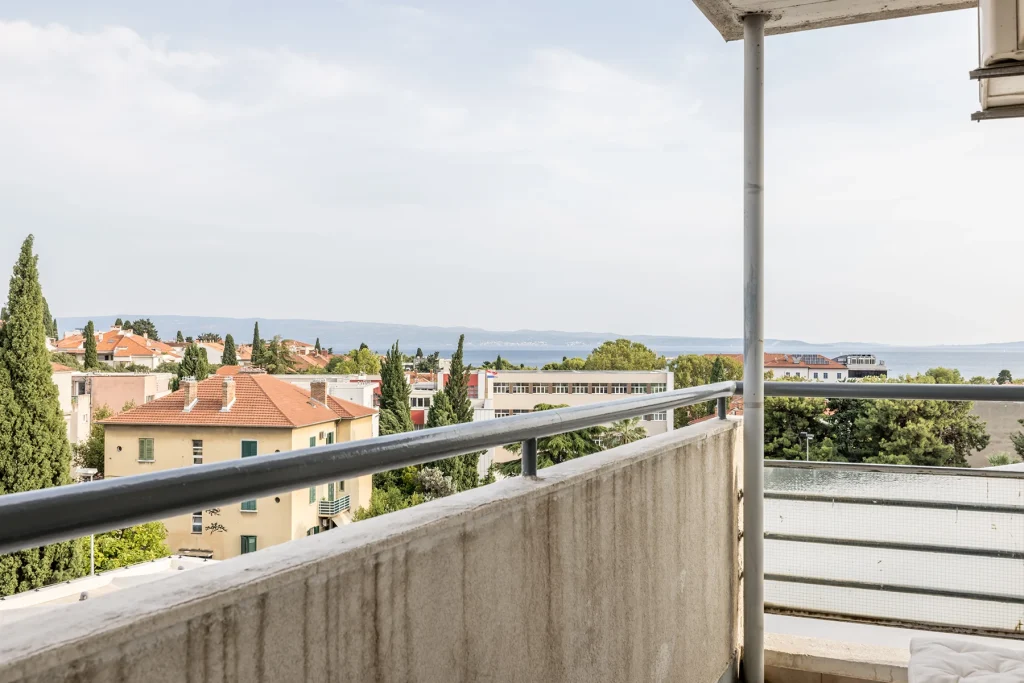 Balkon apartmana Le Blue s panoramskim pogledom na more i grad Split
