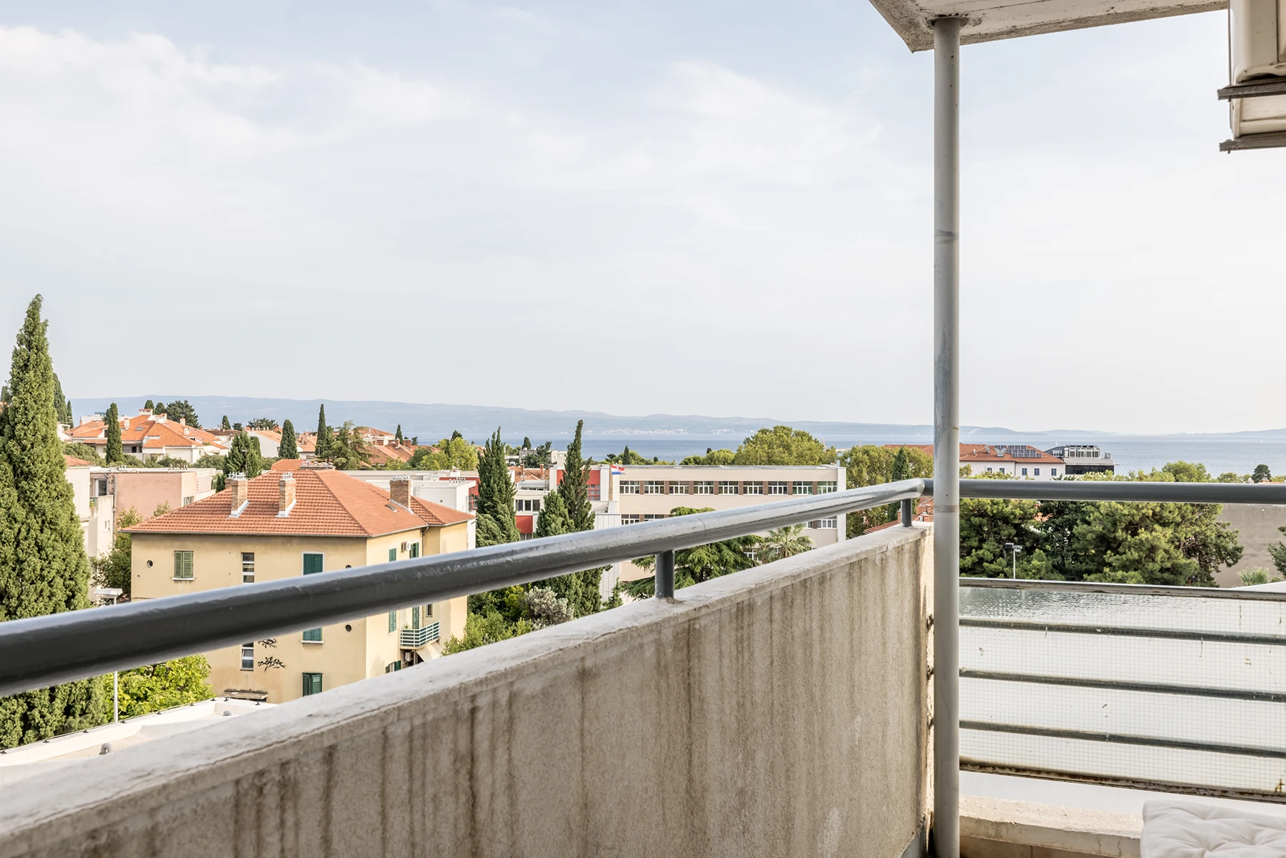 Balkon apartmana Le Blue s panoramskim pogledom na more i grad Split