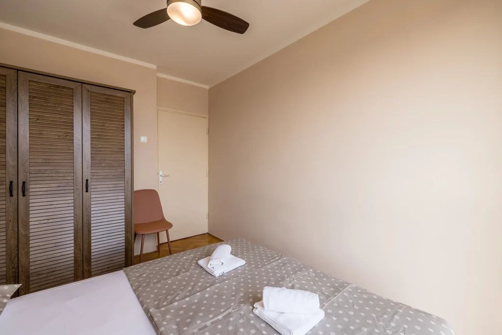 Ormar i stropni ventilator u spavaćoj sobi 1, apartman Le Blue Split