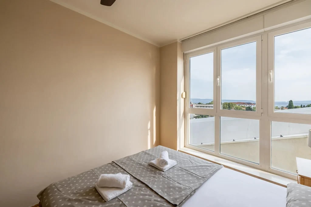 Spavaća soba 2 s pogledom na more kroz prozor, apartman Le Blue Split
