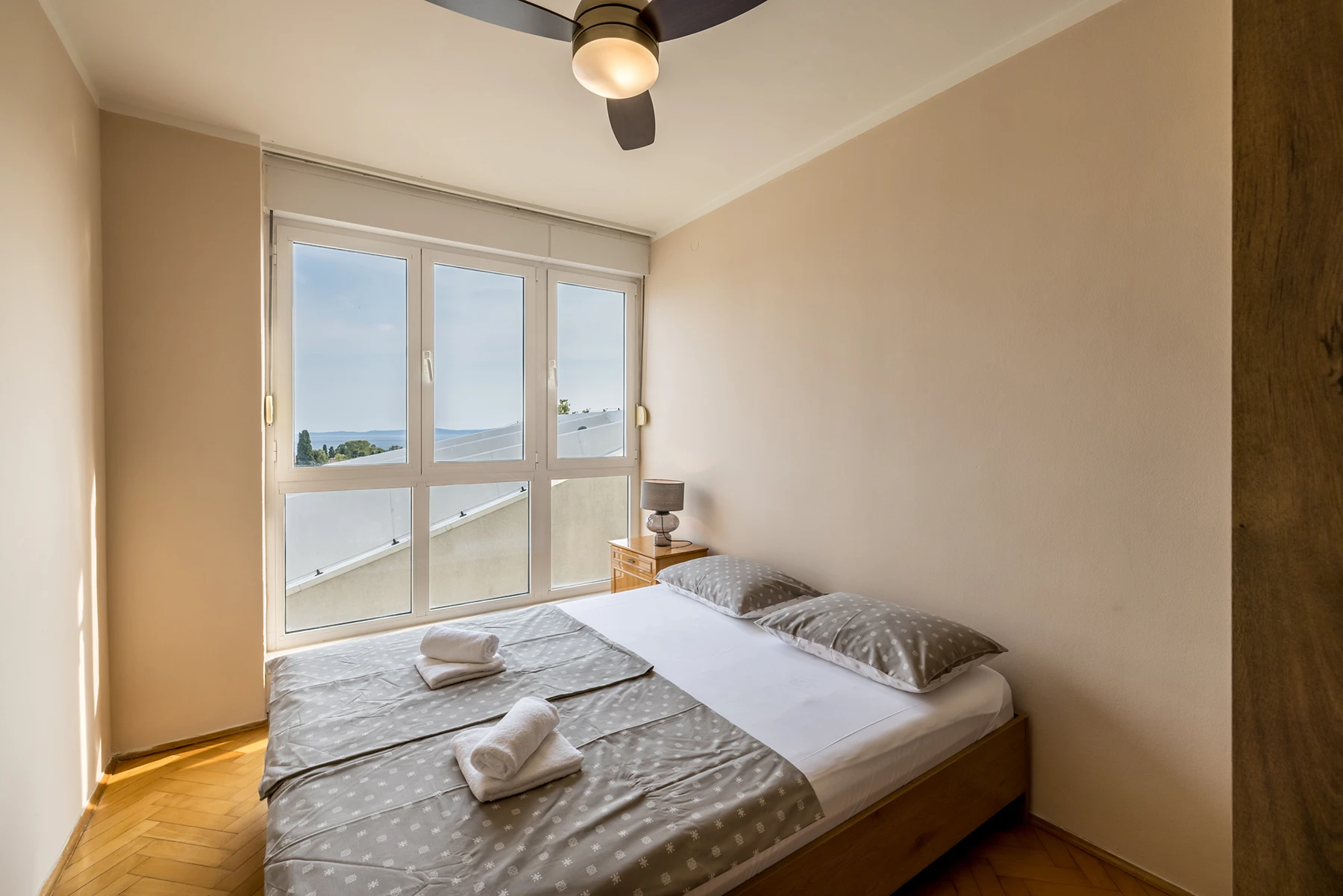 Spavaća soba 2 sa stropnim ventilatorom i pogledom, Le Blue Split