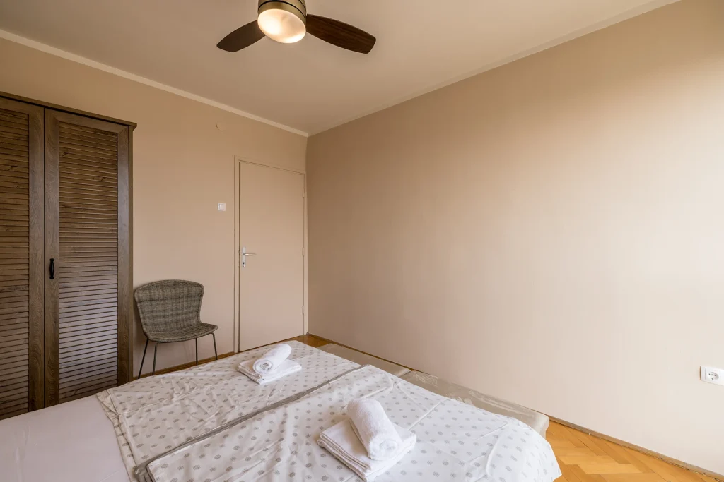 Spavaća soba 2 s bračnim krevetom i ormarom, apartman Le Blue Split