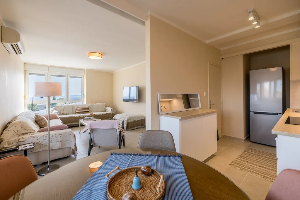 Trpezarija s pogledom na dnevni boravak i kuhinju, apartman Le Blue Split