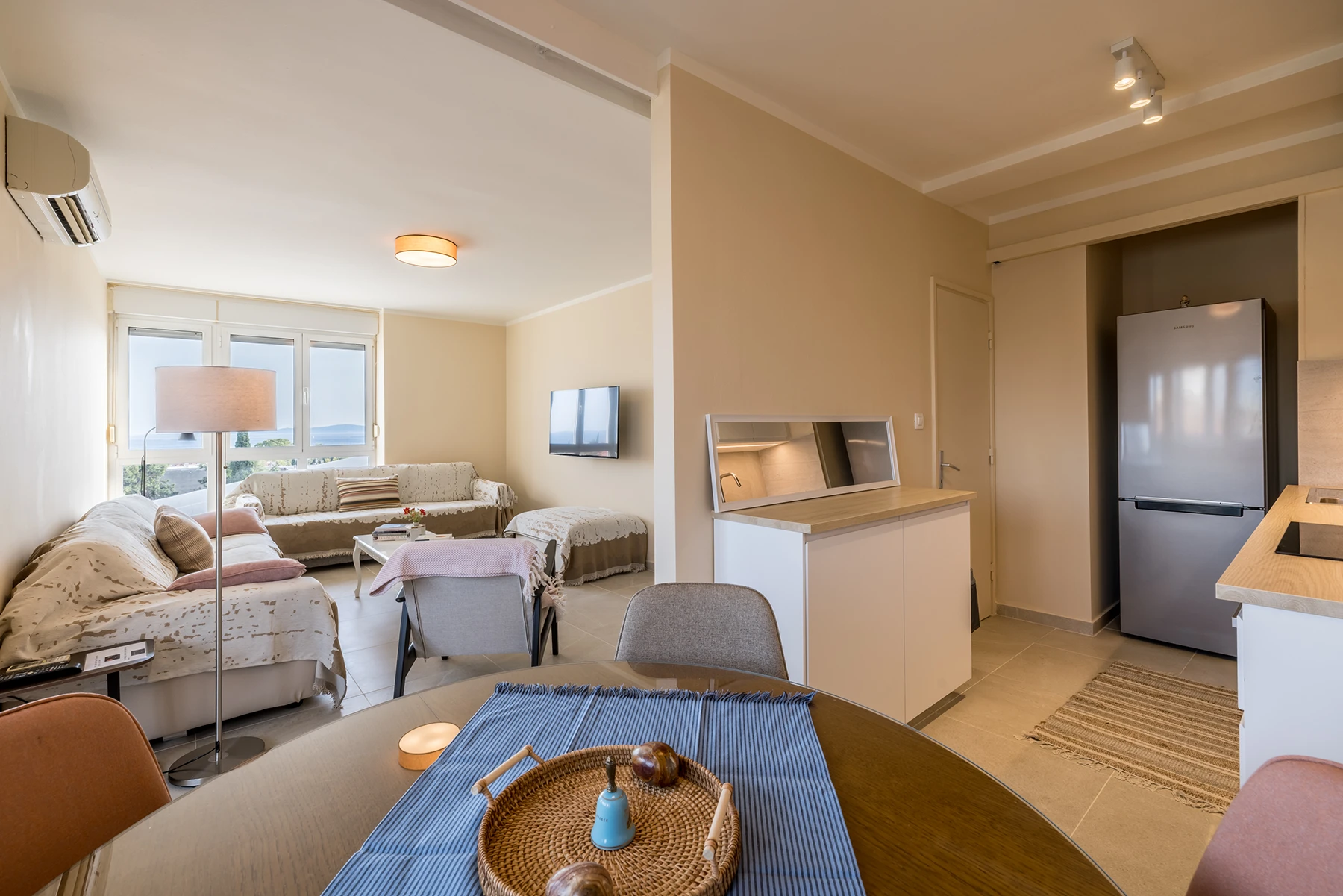 Trpezarija s pogledom na dnevni boravak i kuhinju, apartman Le Blue Split