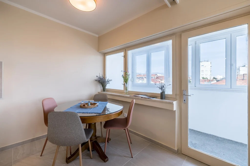 Trpezarija s okruglim stolom i vratima prema balkonu, apartman Le Blue Split