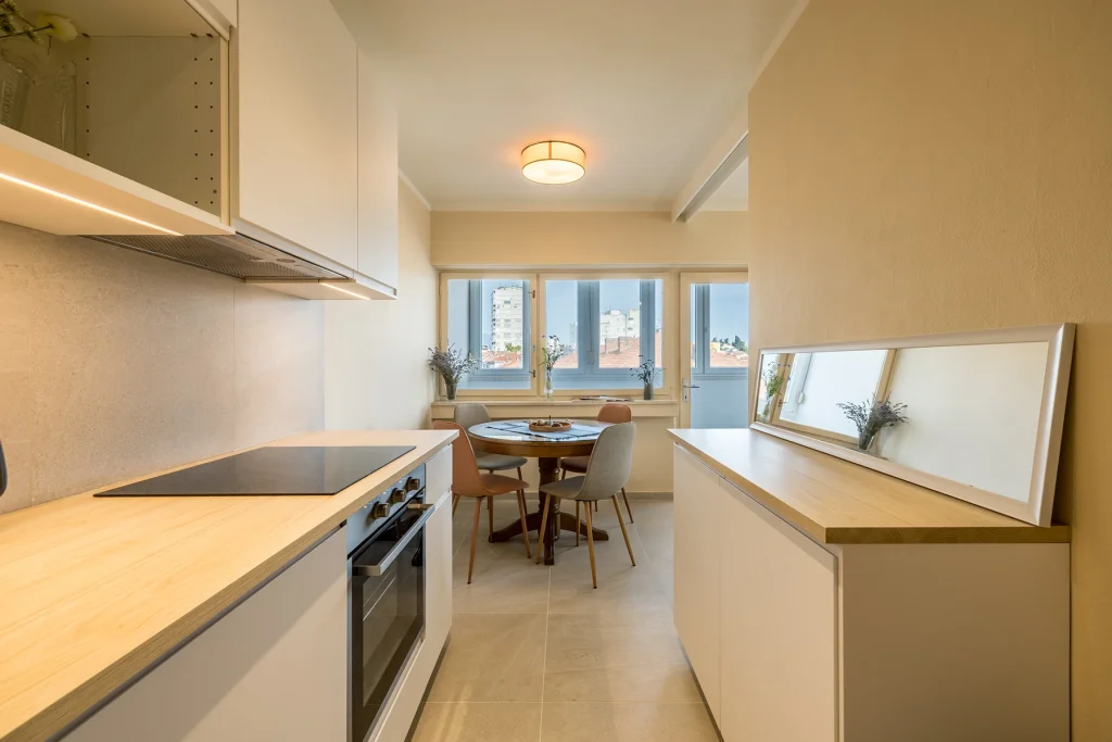 Kuhinjska radna ploha s pogledom na trpezariju, apartman Le Blue Split