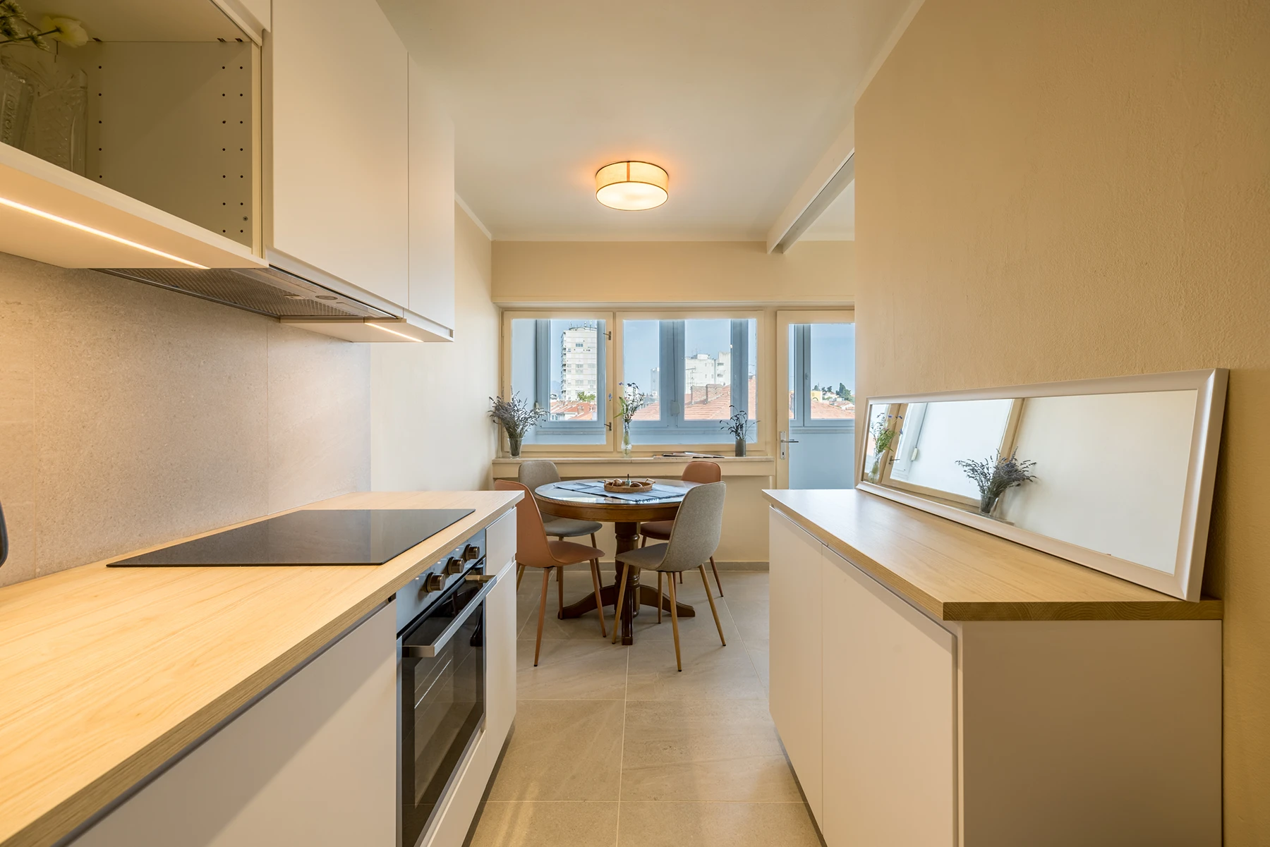 Kuhinjska radna ploha s pogledom na trpezariju, apartman Le Blue Split