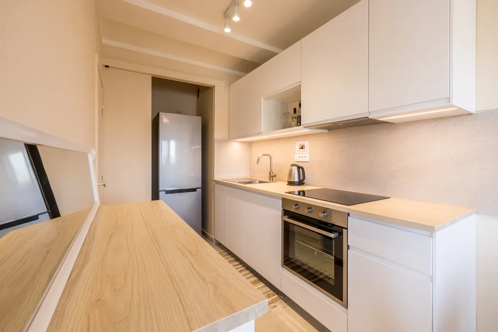 Kuhinja s hladnjakom i otvorenim tlocirom, apartman Le Blue Split