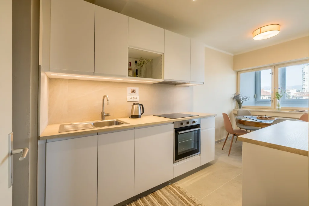 Potpuno opremljena bijela kuhinja s pećnicom i sudoperom, apartman Le Blue Split