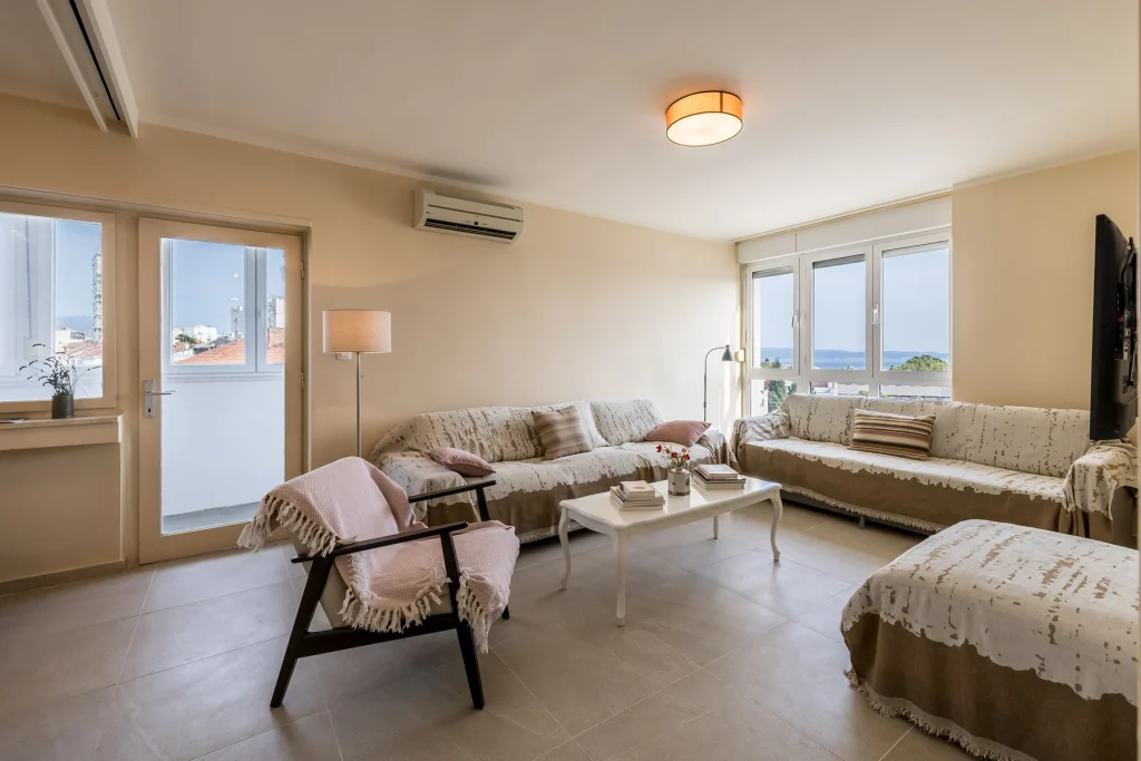Dnevni boravak s vratima prema balkonu, apartman Le Blue Split
