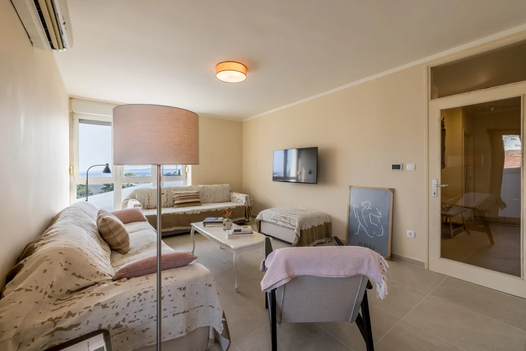 Sjedeći prostor i TV u dnevnom boravku, apartman Le Blue Split