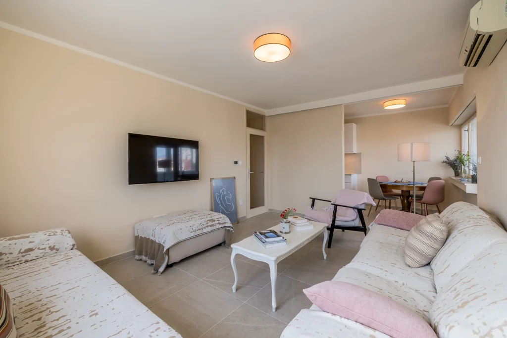 Dnevni boravak s kaučem na razvlačenje i TV-om, apartman Le Blue Split