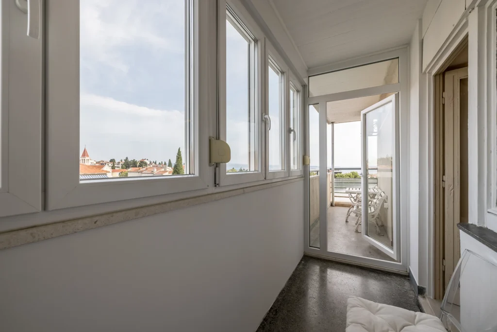Lođa s pogledom na more i Split kroz prozor, apartman Le Blue