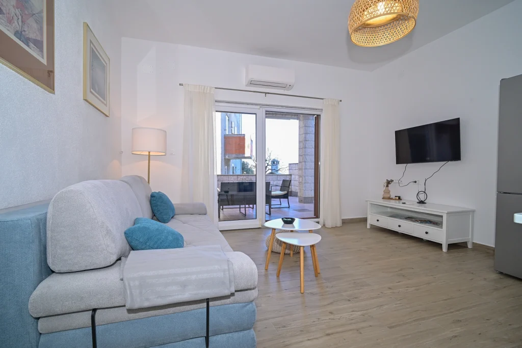 Dnevni boravak s izlazom na terasu, apartman AMI Strožanac Podstrana