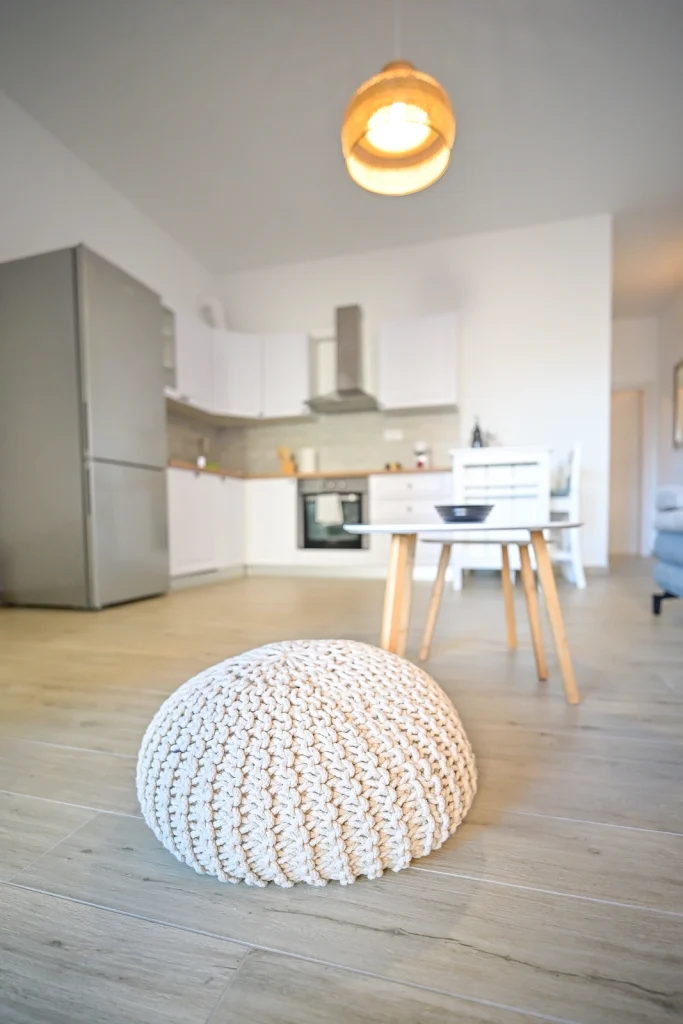 Dnevni boravak s kuhinjom i blagovaonicom, apartman AMI Strožanac