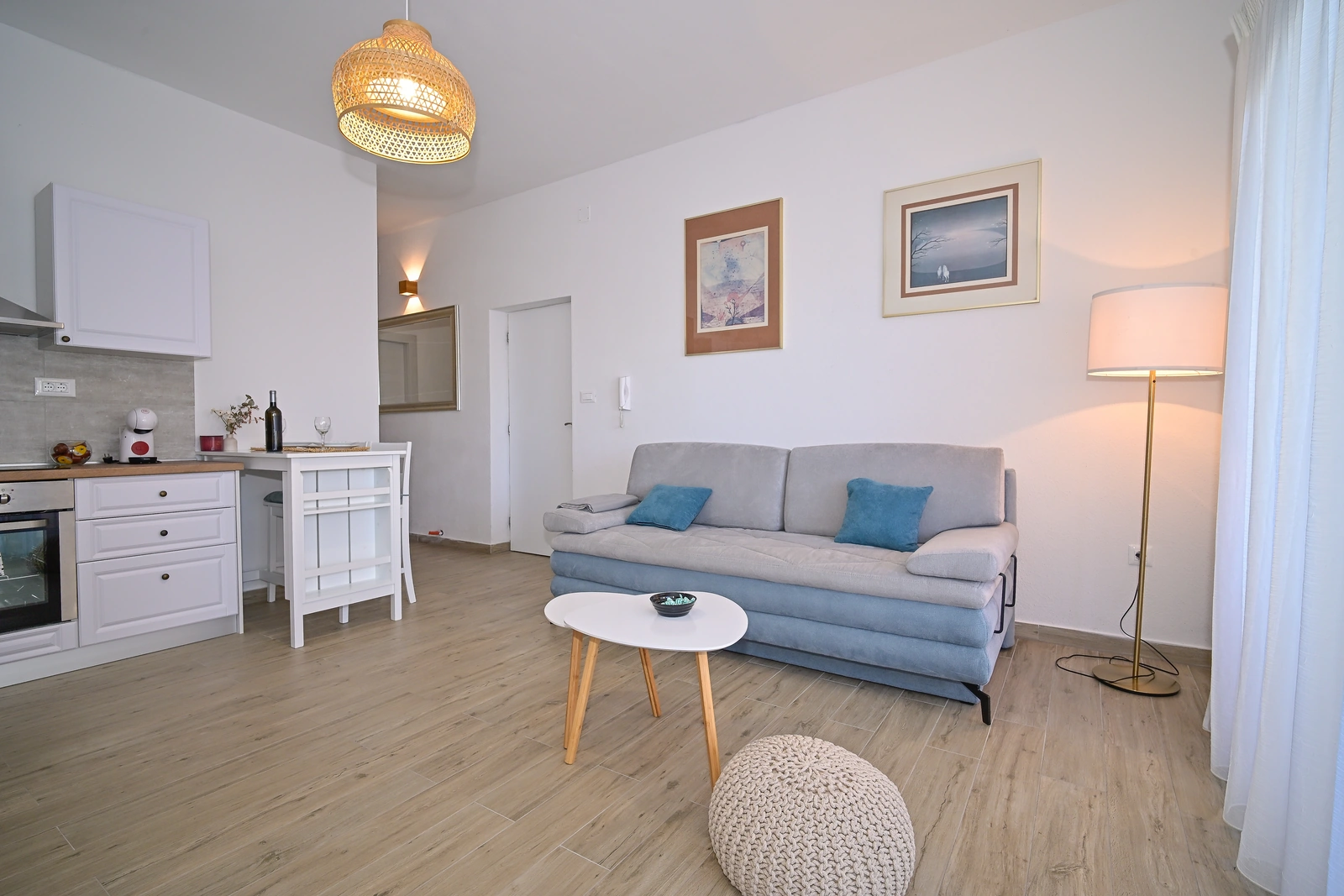 Dnevni boravak s kuhinjom otvorenog koncepta, apartman AMI Strožanac