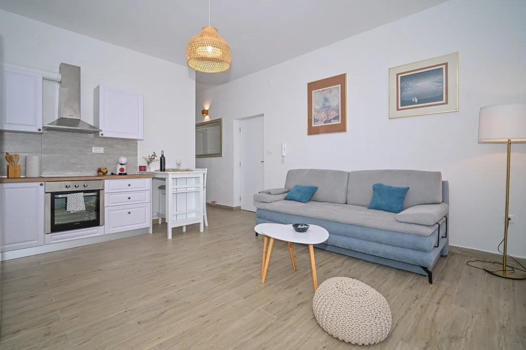 Dnevni boravak s TV-om i kuhinjom, apartman AMI Strožanac kraj Splita