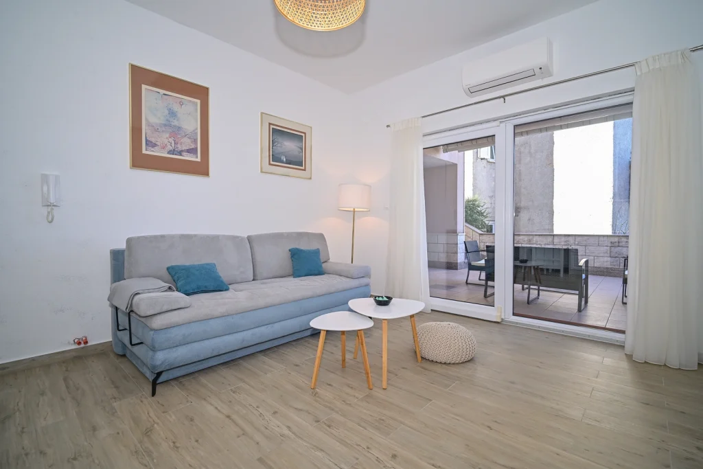 Dnevni boravak s izlazom na terasu, apartman AMI Strožanac Podstrana