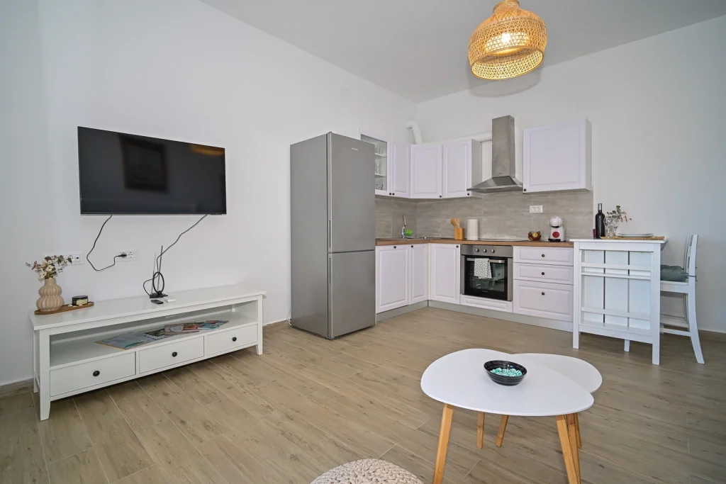 Dnevni boravak s TV-om i kuhinjom, apartman AMI Strožanac kraj Splita