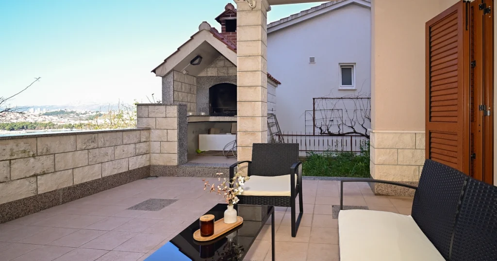 Apartman AMI Strožanac – terasa s pogledom na more i Split