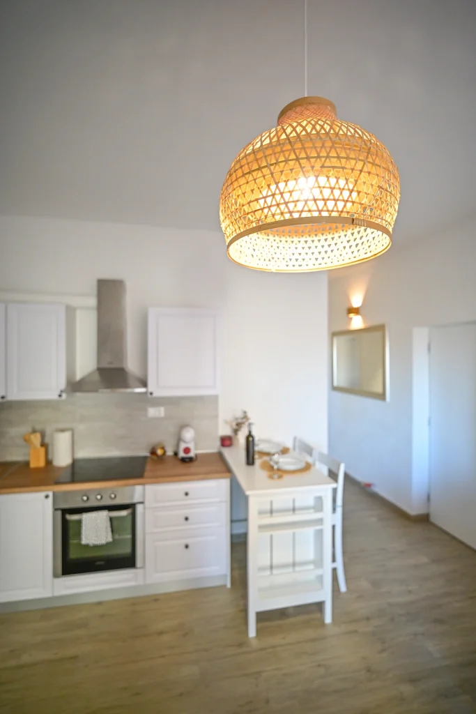 Kuhinja s visećom rasvjetom, apartman AMI Strožanac Podstrana