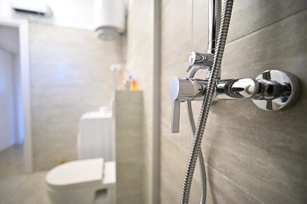 Tuš armatura, detalj kupaonice apartmana AMI Strožanac Split