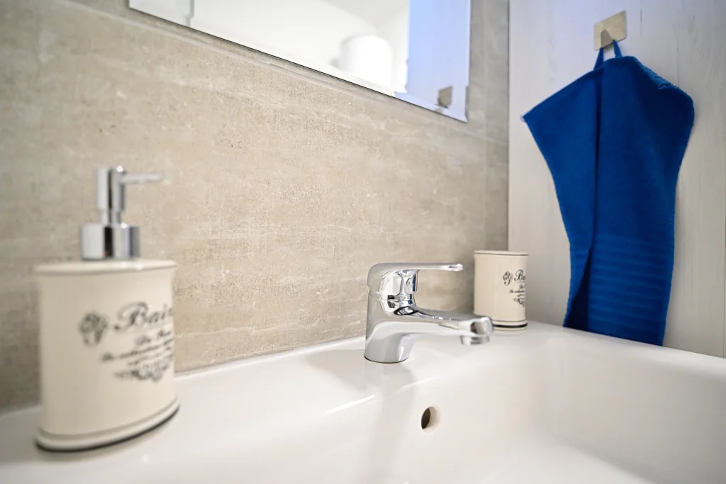 Umivaonik s ogledalom, detalj kupaonice apartmana AMI Strožanac