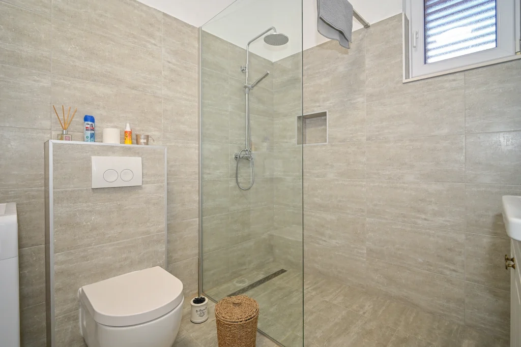 WC i tuš kabina u kupaonici, apartman AMI Strožanac kraj Splita