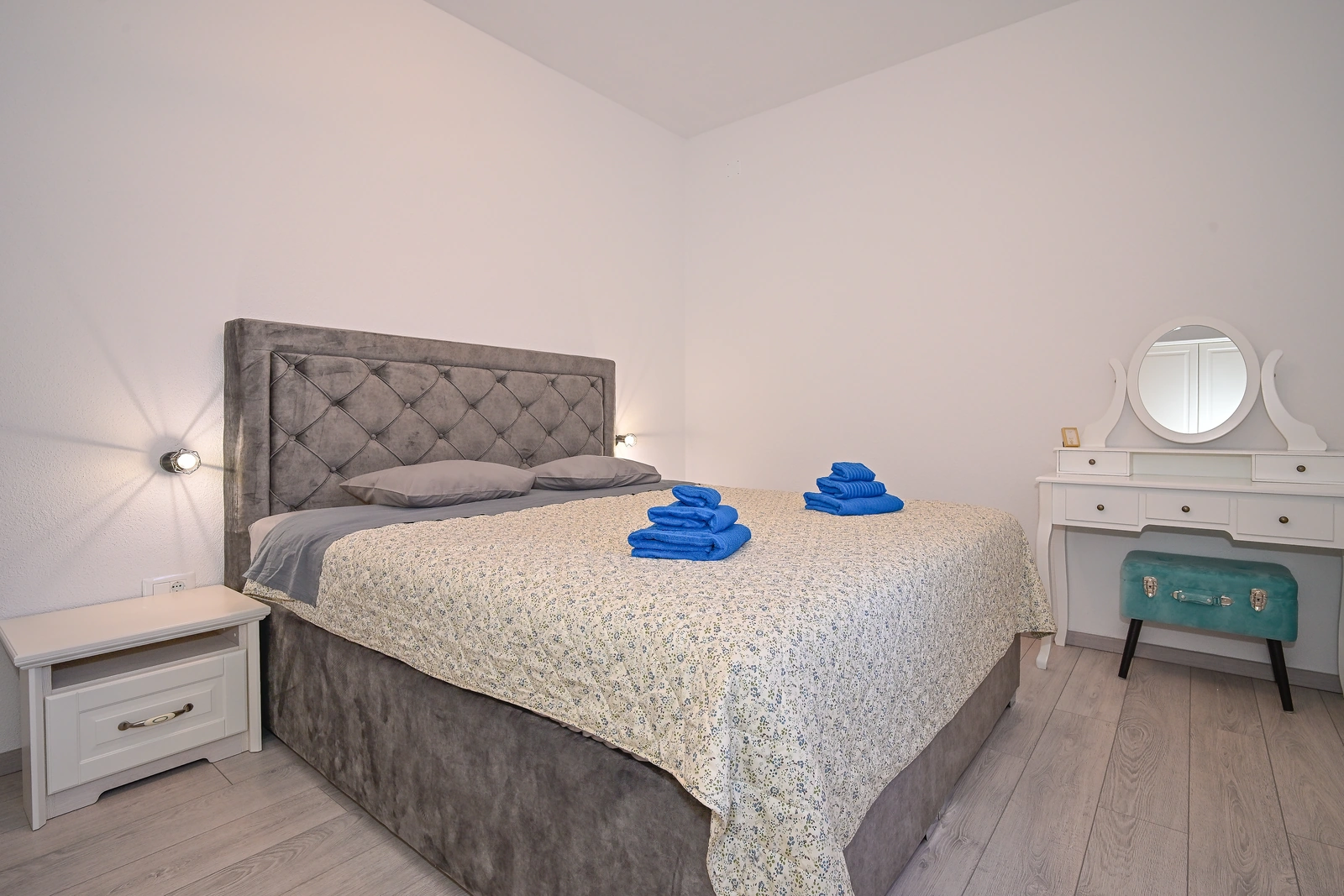 Spavaća soba s bračnim krevetom i toaletnim stolićem, apartman AMI Strožanac