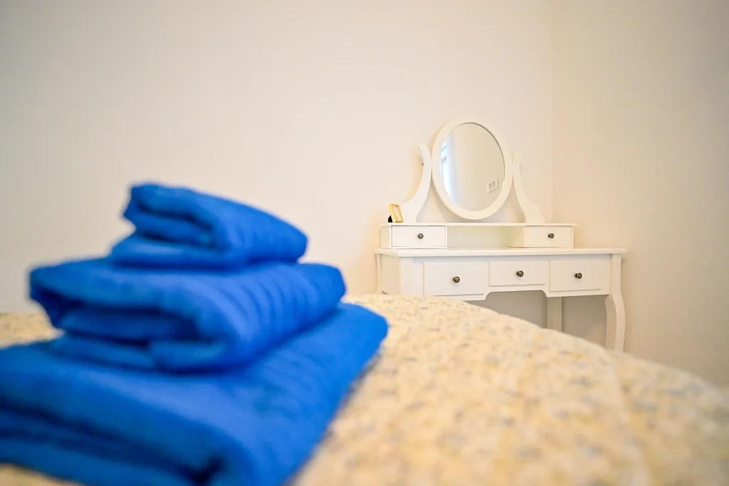 Svježi ručnici na bračnom krevetu, spavaća soba apartmana AMI Strožanac