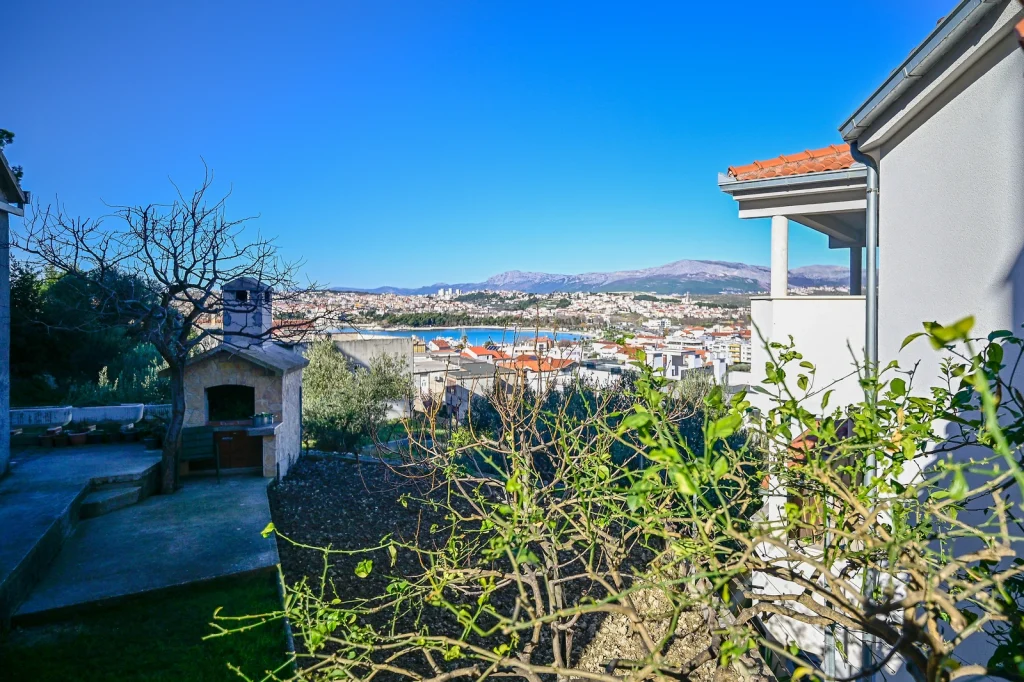 Panoramski pogled na more i grad s terase, apartman AMI Strožanac
