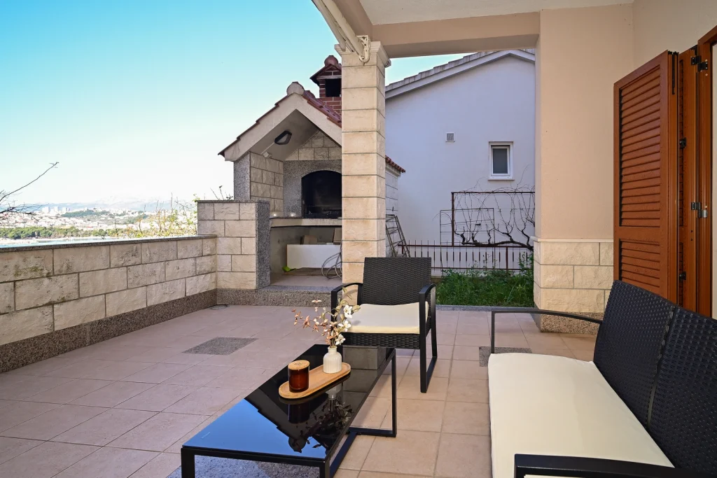 Terasa s pogledom na more i Split, apartman AMI Strožanac Podstrana