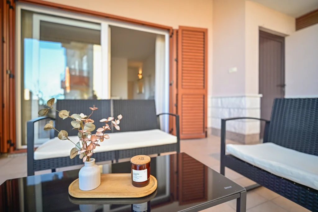 Natkrivena terasa sa sjedećom garniturom, apartman AMI Strožanac Podstrana