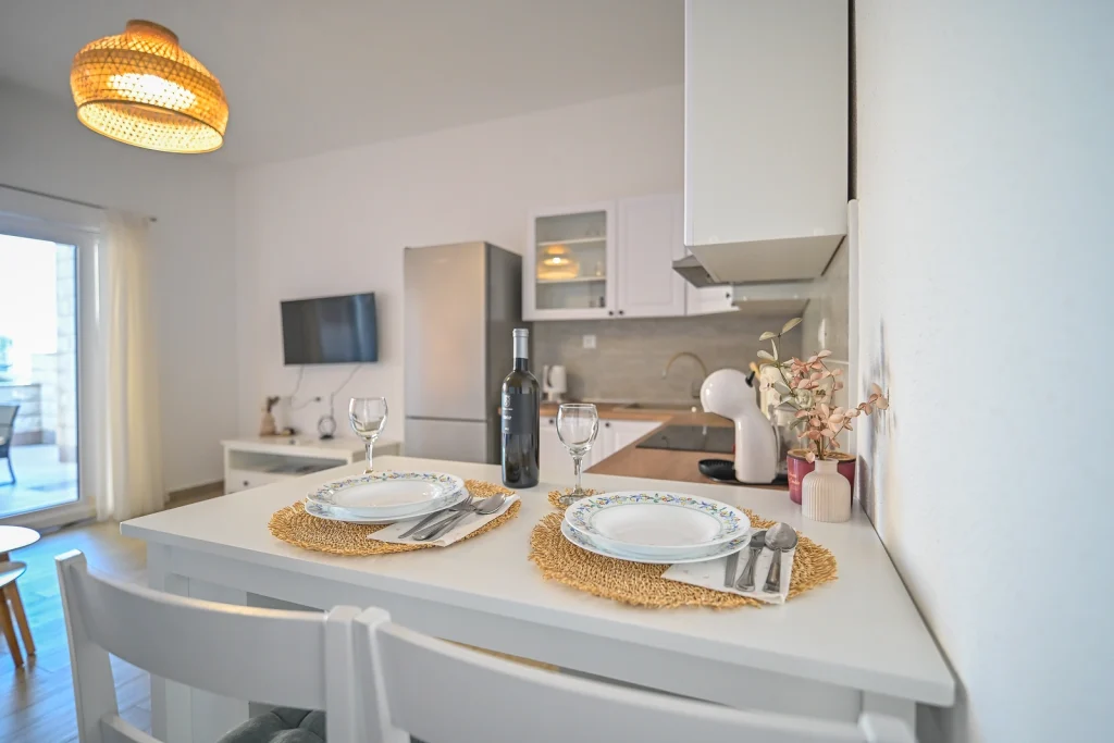 Blagovaonica sa širim kadrom kuhinje, apartman AMI Strožanac Split