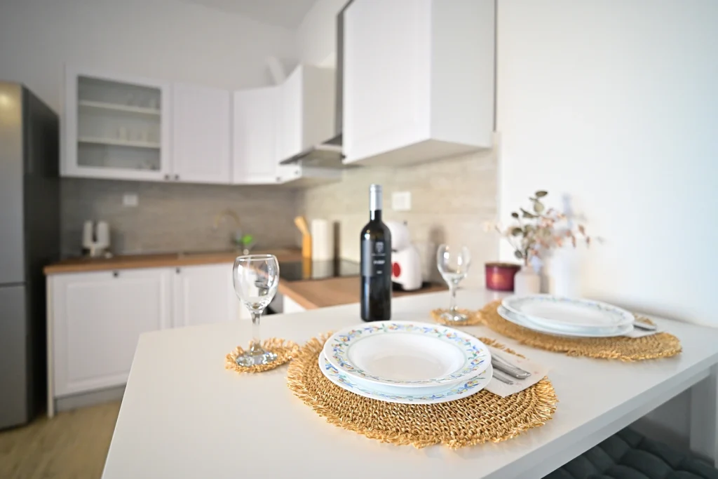 Blagovaonicki stol postavljen za dvoje, apartman AMI Strožanac