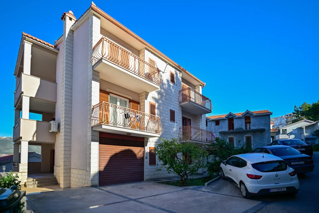 Vanjski izgled zgrade i prilaz, apartman AMI Strožanac kraj Splita