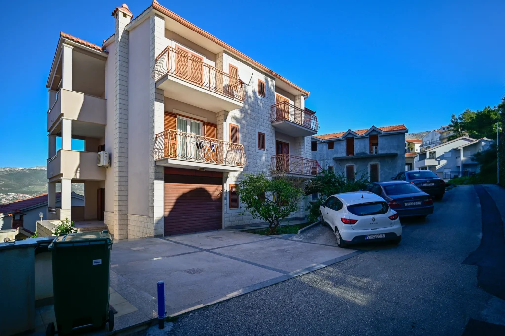 Vanjski izgled zgrade s parkingom, apartman AMI Strožanac Podstrana