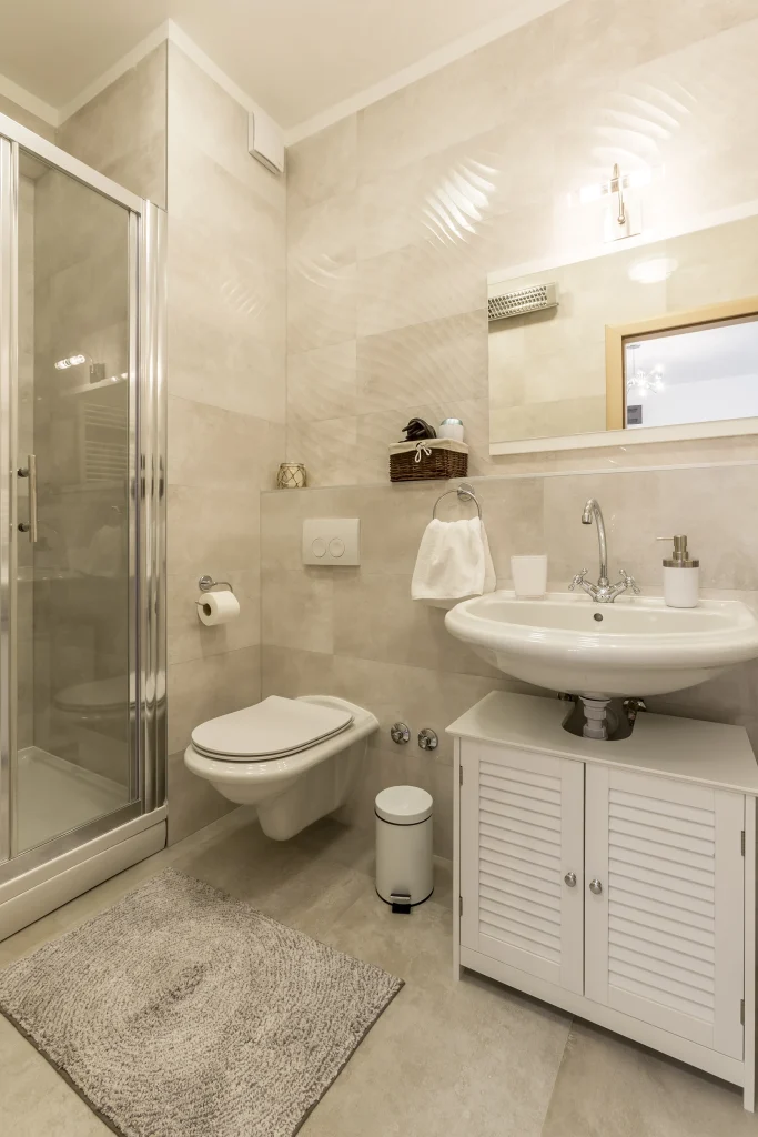 Kupaonica s tuš kabinom i ogledalom, apartman Aquamarine Split