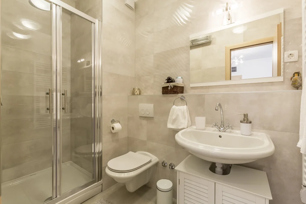 Kupaonica s tuš kabinom, WC-om i umivaonikom, apartman Aquamarine Split