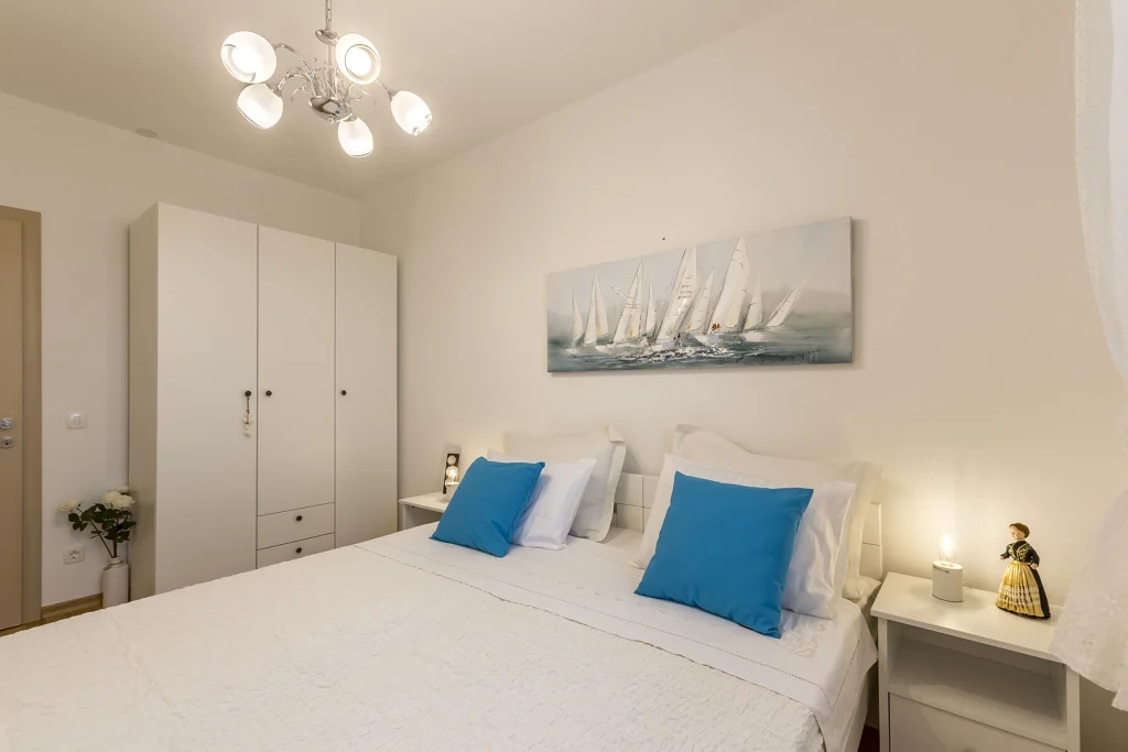 Spavaća soba s bračnim krevetom i ormarom, apartman Aquamarine Split