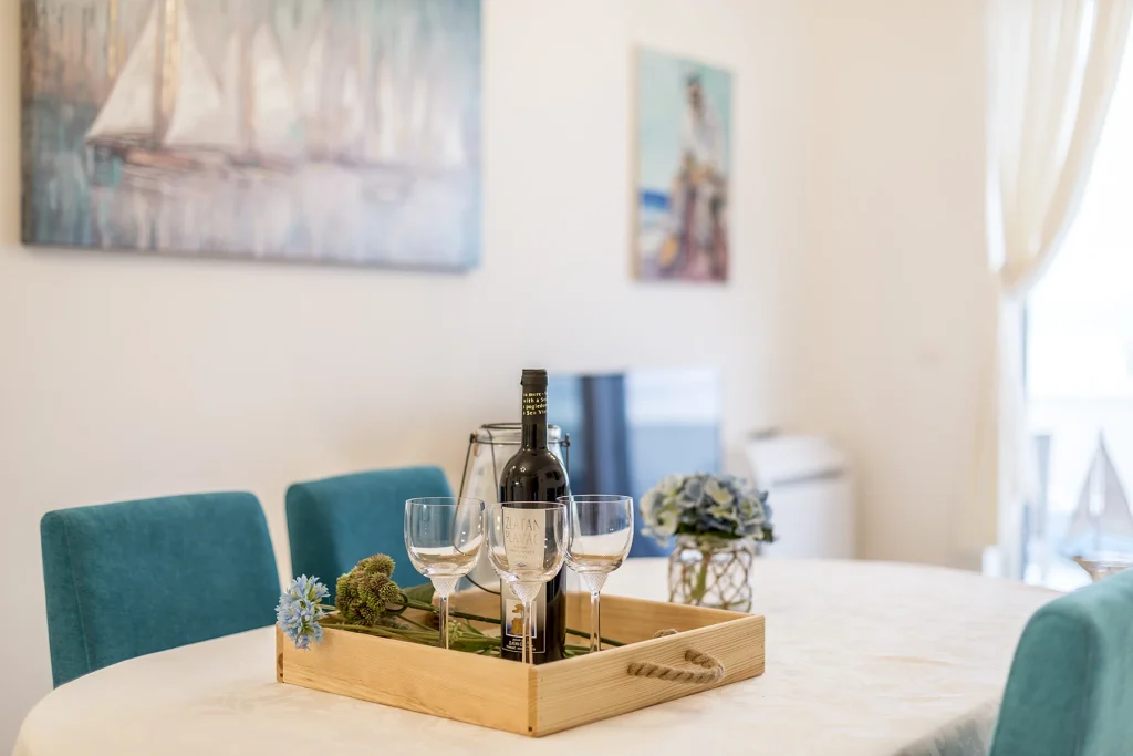 Blagovaonski stol s poslužavnikom i čašama, apartman Aquamarine Split