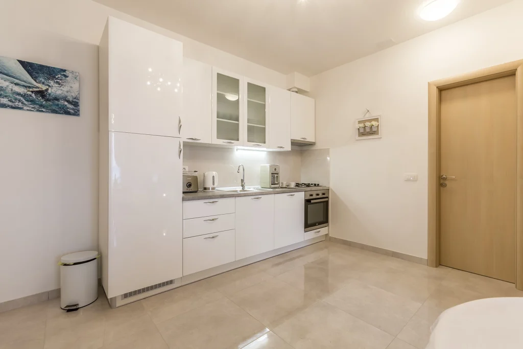 Kuhinja s hladnjakom, štednjakom i pećnicom, apartman Aquamarine Split
