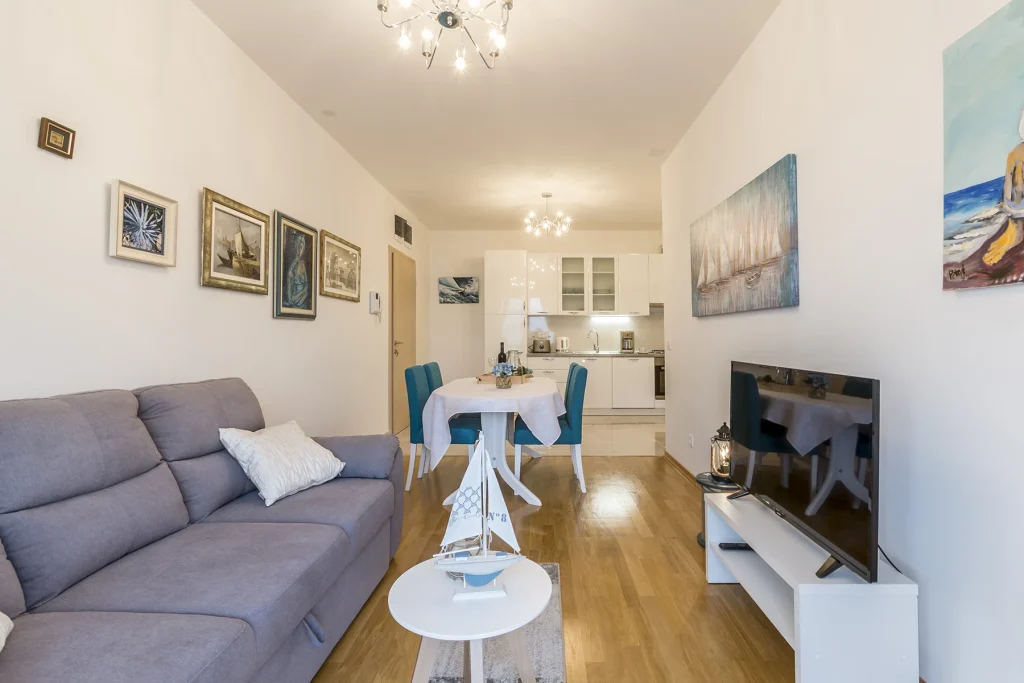 Otvoreni prostor dnevnog boravka, blagovaonice i kuhinje, apartman Aquamarine Split