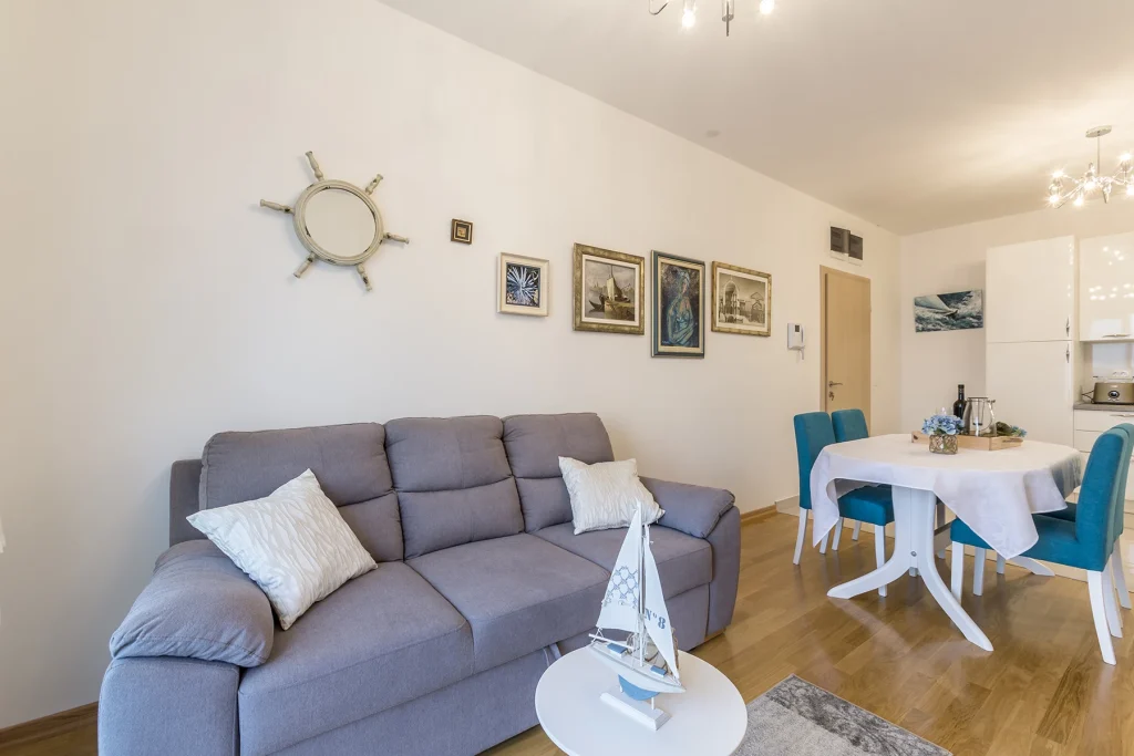 Kauč na razvlačenje i blagovaonski stol, apartman Aquamarine Split
