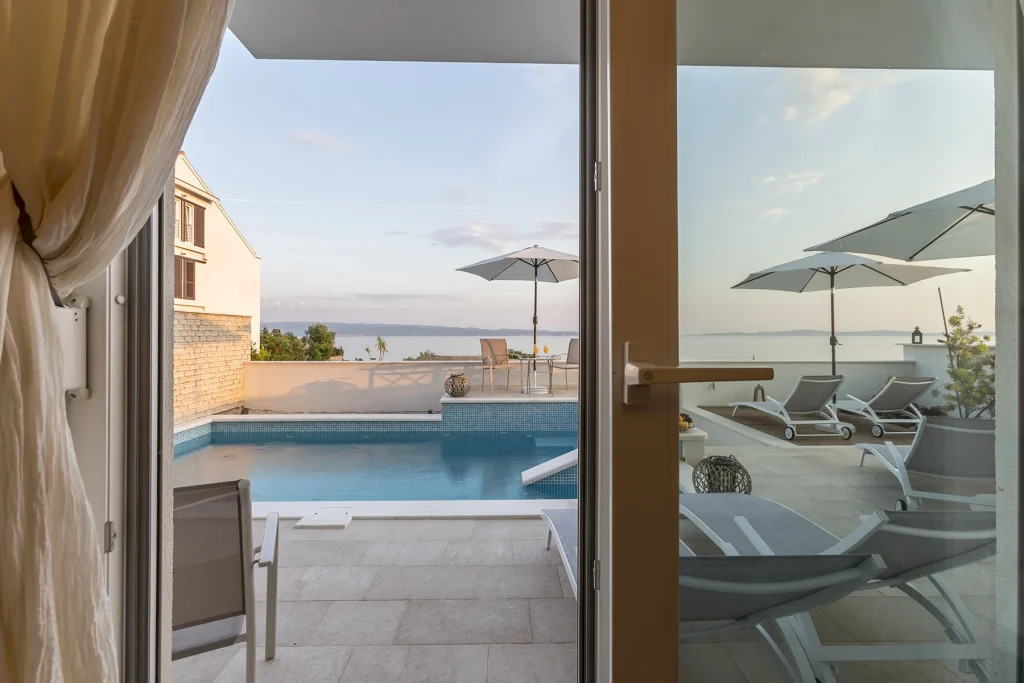 Pogled iz apartmana na zajednički bazen i more, apartman Aquamarine Split