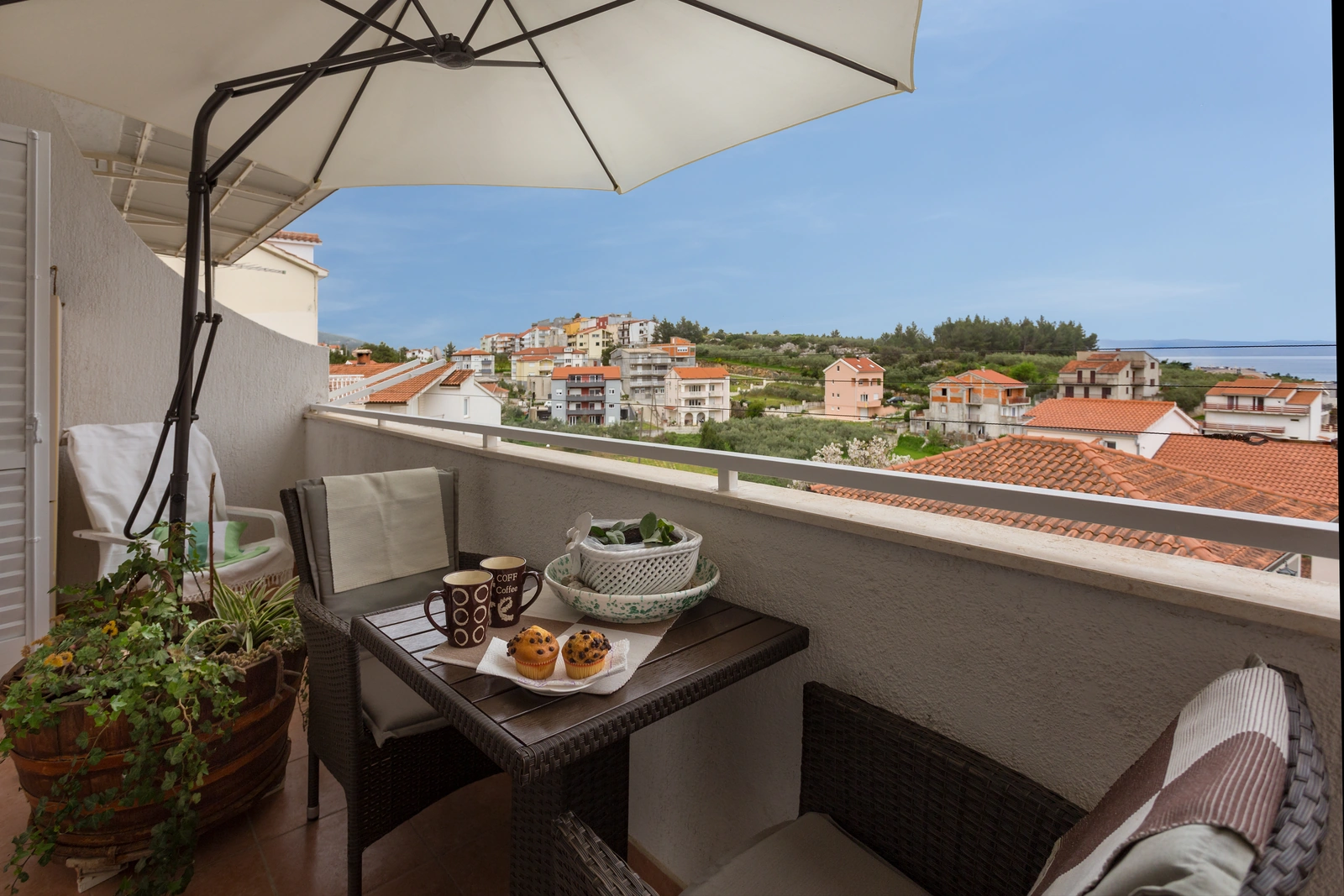 Balkon apartmana Arca sa stolom, suncobranom i pogledom na more, Strožanac kraj Splita