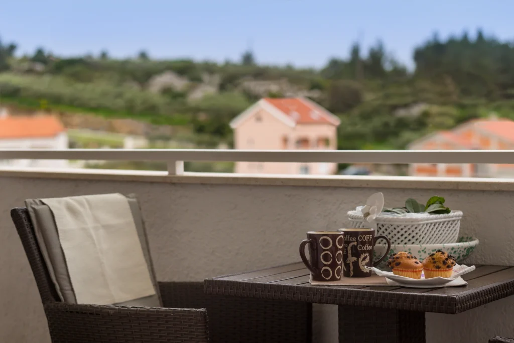 Pogled na more i naselje s balkona apartmana Arca u Strožancu