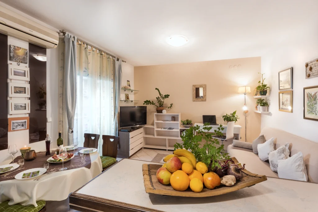 Dnevni boravak s trosjedom i blagovaoničkim stolom u apartmanu Arca u Strožancu kraj Splita