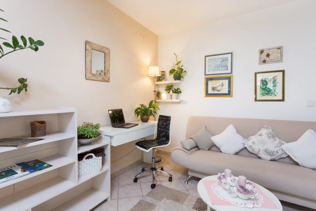 Ugodan dnevni boravak s trosjedom, radnim kutkom i umjetničkim detaljima, apartman Arca Strožanac