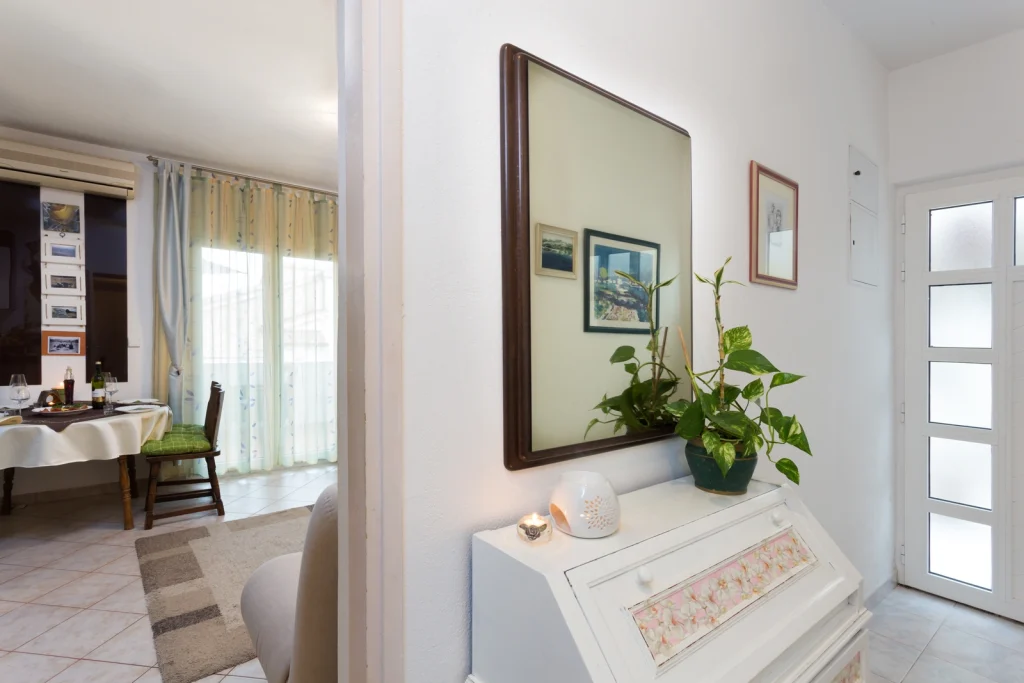 Ulaz u apartman Arca s hodnikom i svijetlim dnevnim boravkom, Strožanac